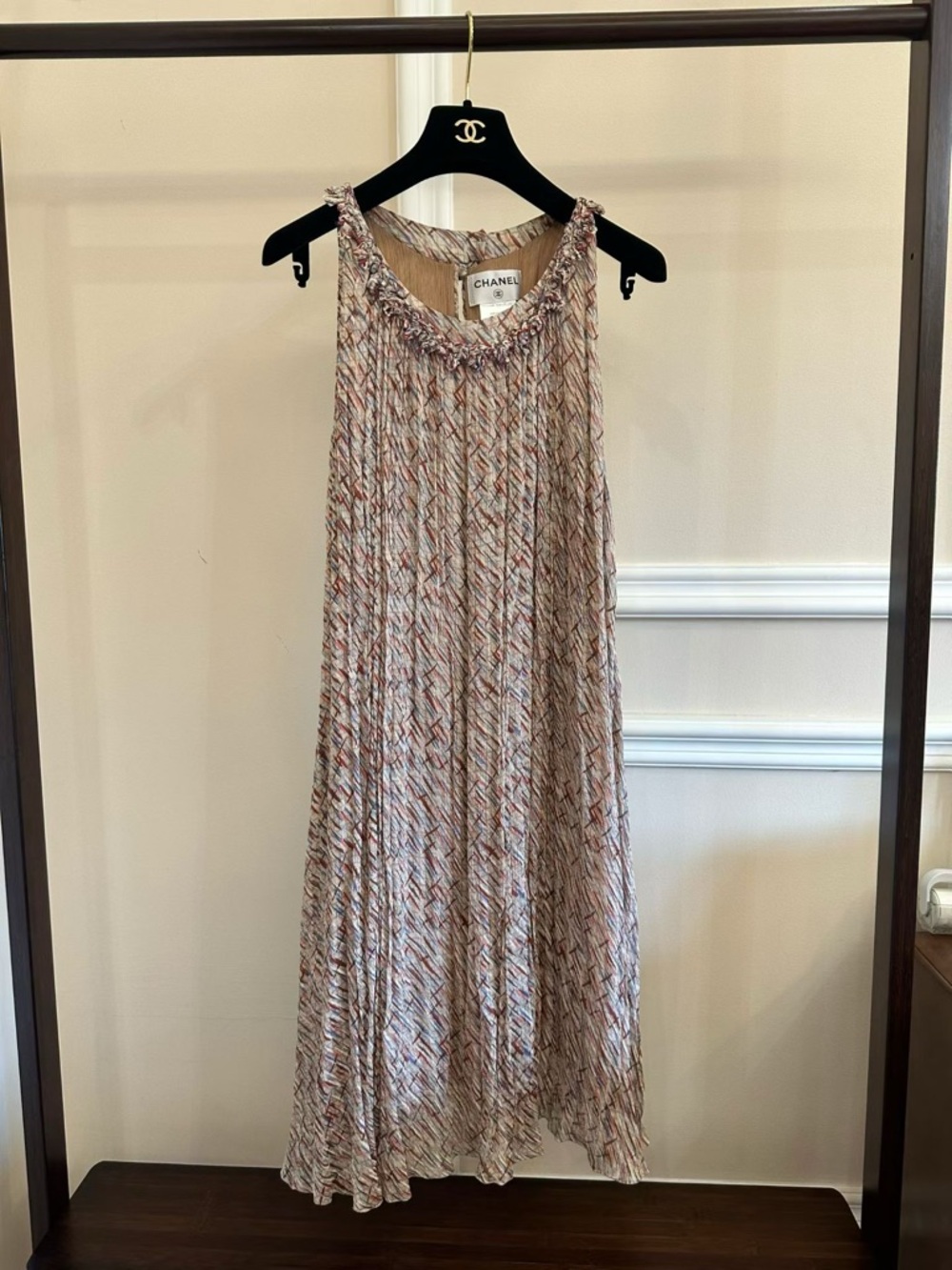 🚩steal CHANEL Tweed-Effect Pleated Sleeveless Midi Dress in Cream and Pink Tones
